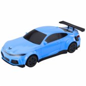Elektrinis sportinis automobilis su nuotoliniu valdymu, įkrovimo stotelė, mėlynas