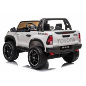 Toyota Hilux White 7643